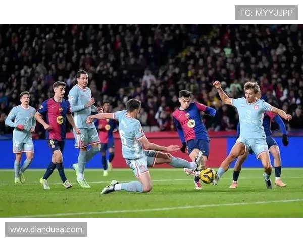 巴萨在欧冠对决中逆袭拜仁展现强大实力与团队合作精神